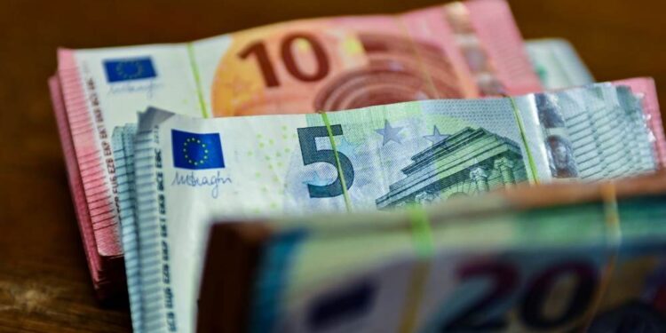 Euro drejt 100 lekëve gjatë verës? Këshillat e ekspertëve