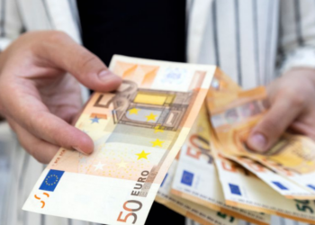 Zhvlerësimi i fortë i euros, marsi mbyllet me rënie 12 lek kundrejt një viti më parë