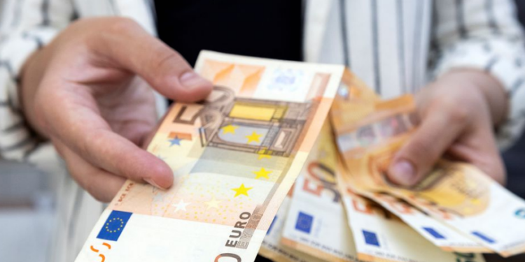 Zhvlerësimi i fortë i euros, marsi mbyllet me rënie 12 lek kundrejt një viti më parë