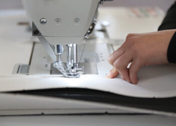 Profesionistët e shkurtuar nga fasoneritë, po punësohen nga pularitë në Durrës