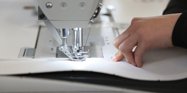 Profesionistët e shkurtuar nga fasoneritë, po punësohen nga pularitë në Durrës