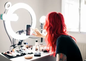 “Bëhu gati me mua!”, trendi argëtues që është kthyer në ‘makineri fitimesh’