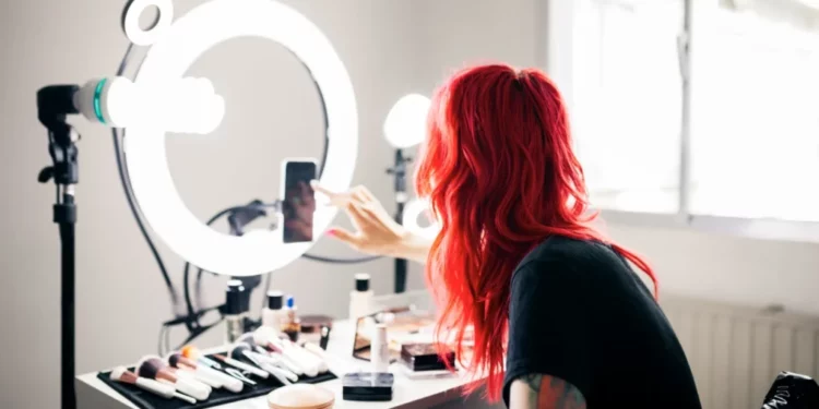 “Bëhu gati me mua!”, trendi argëtues që është kthyer në ‘makineri fitimesh’