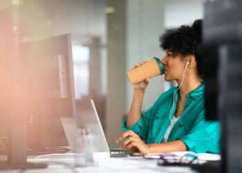 A e dinit se kafeja mund t’ju bëjë më të zgjuar, më kreativë dhe më të fokusuar?