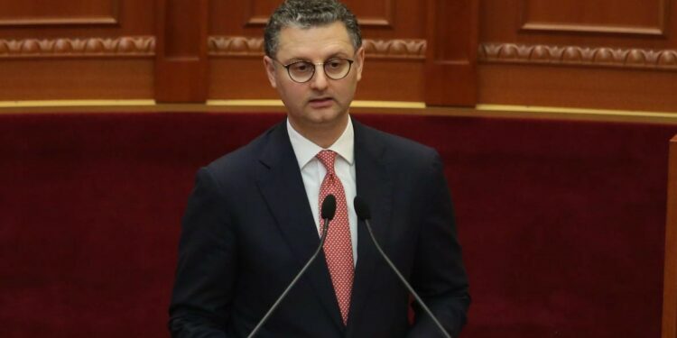 Paga 900 euro në shtet, ministri i Financave: Arrihet këtë vit