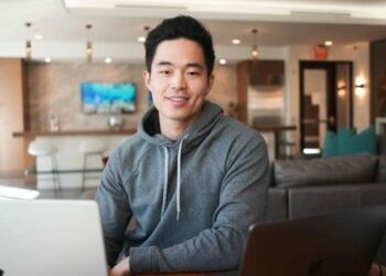 “Fitova 245 mijë dollarë në muaj”: Ky 29-vjeçar u refuzua nga 15 shkolla mjekësore, tani ai drejton një biznes prej 1.5 milionë dollarë!