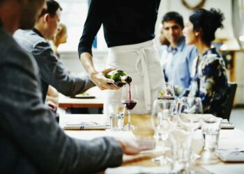 Mungesa e punonjësve po rrit më shumë pagat për profesionet e elementare sesa për ata me arsim të lartë