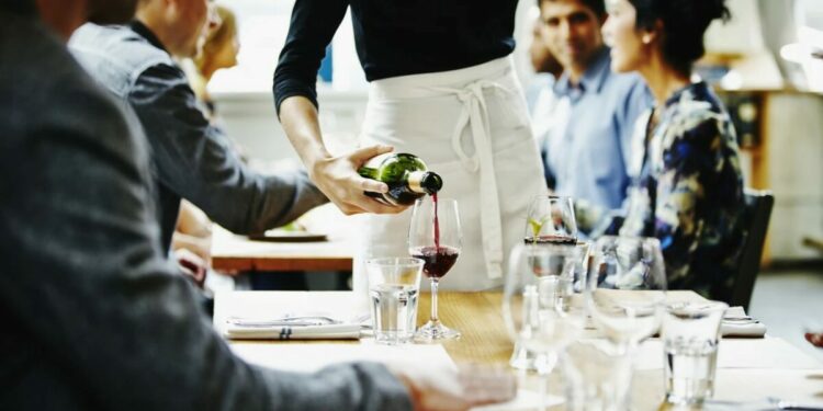 Mungesa e punonjësve po rrit më shumë pagat për profesionet e elementare sesa për ata me arsim të lartë