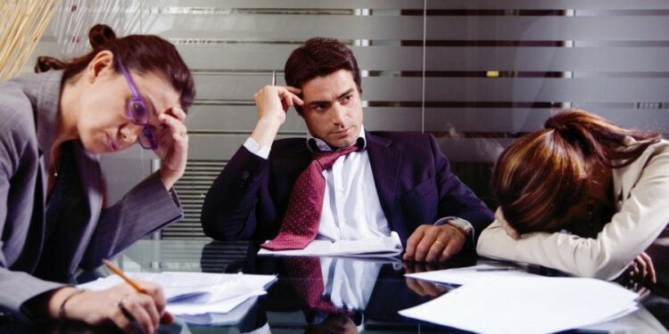 Stresi i vazhdueshëm ju dëmton në punë