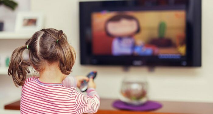 Studimi: Televizori në dhomën e fëmijëve shkakton këtë pasojë të rëndë