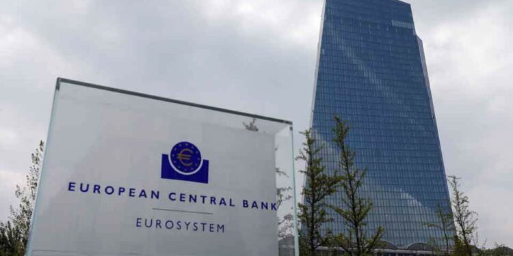 ECB mban të pandryshuara normat e interesit, ulja është ‘e përshtatshme’ nëse inflacioni bie më tej