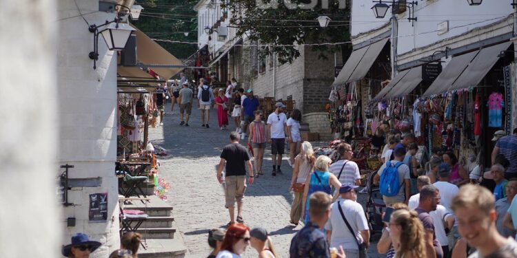 Po vijnë më shumë turistë serbë, 1.7 milionë të huaj deri në mars