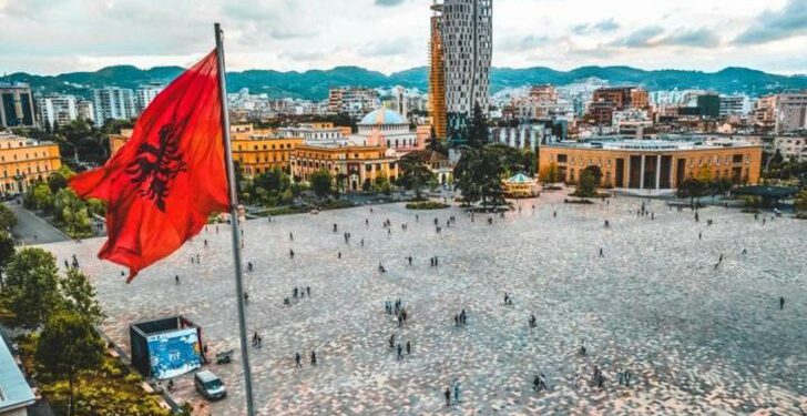 Raporti i Bankës Botërore: Ekonomia e ekspozuar nga zhvillimet në botë, tregu i punës me probleme