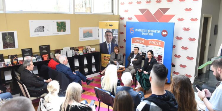 Në qendrën Kombëtare të Librit, Akademik Angjeli prezanton kolanën “Ditari i tranzicionit”