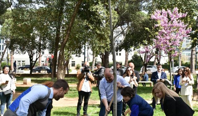 Fibank zbaton premtimin për mbjelljen e një peme për çdo pjesëtar të familjes që merr një kredi hipotekore