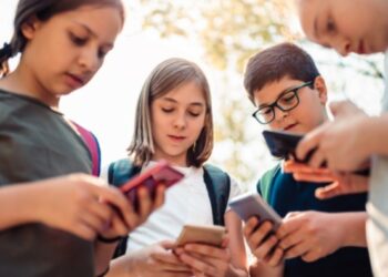 Pothuajse një e katërta e fëmijëve të moshës 5-7 vjeç zotërojnë telefona inteligjentë