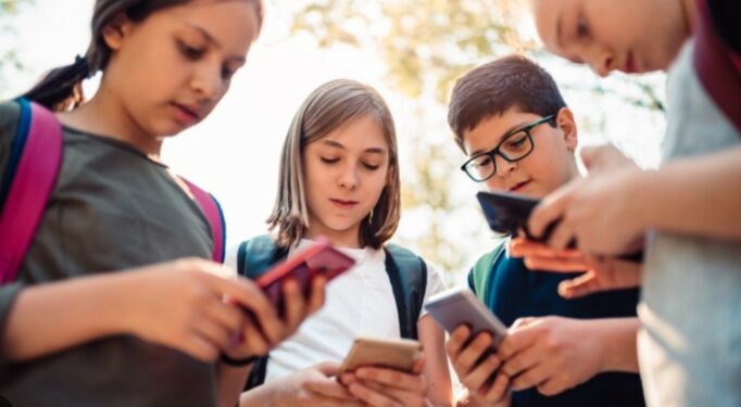Pothuajse një e katërta e fëmijëve të moshës 5-7 vjeç zotërojnë telefona inteligjentë