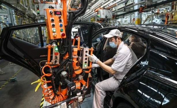 Makinat kineze nuk shiten. Portet europiane të tejmbushura me automjete të pashitura