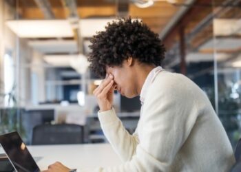 Ndiheni të mbingarkuar në punë? Ndiqni këto këshilla për të parandaluar që kjo t’ju kthehet në stres