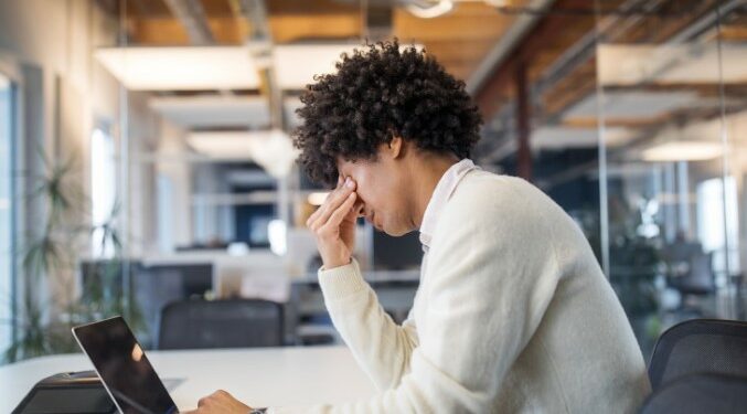 Ndiheni të mbingarkuar në punë? Ndiqni këto këshilla për të parandaluar që kjo t’ju kthehet në stres