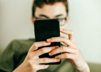 Si të “shëroheni” nga varësia ndaj telefonit?