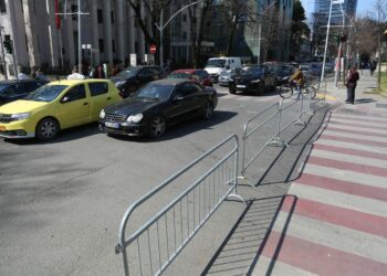 Shtohet numri i makinave në rrugë, “Mercedez Benz” po konkurrohet fort nga markat e tjera