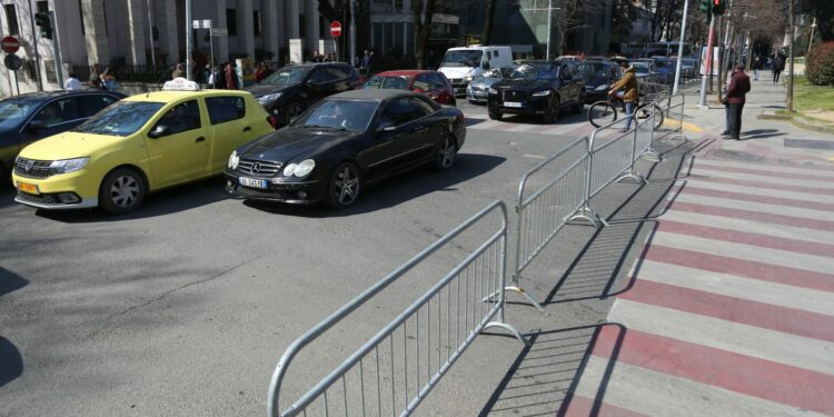 Shtohet numri i makinave në rrugë, “Mercedez Benz” po konkurrohet fort nga markat e tjera