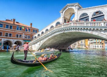 Venecia vendos taksë për turistët, 5 euro për të hyrë në qytet
