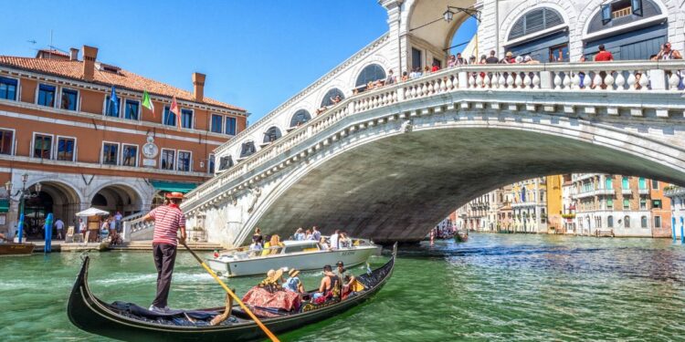 Venecia vendos taksë për turistët, 5 euro për të hyrë në qytet