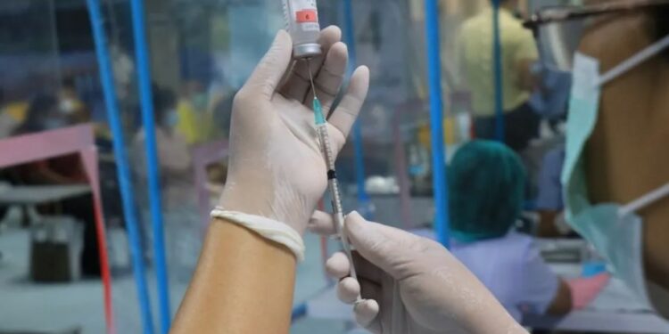 AstraZeneca tërhiqet nga vaksina kundër Covidit