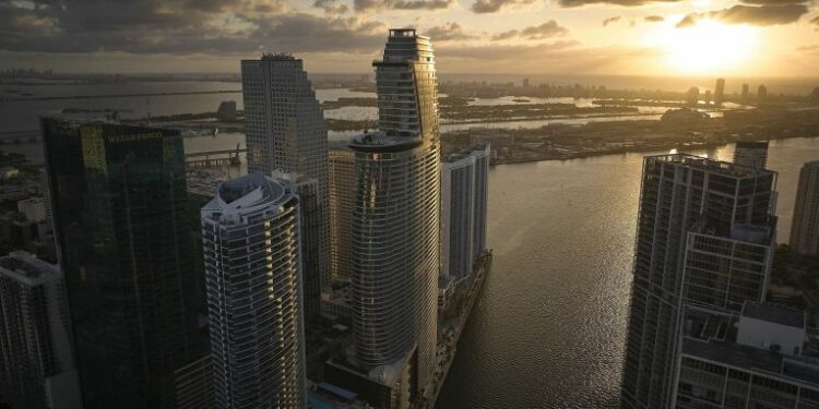 Prodhuesi i makinave luksoze Aston Martin zbulon “projektin e tij të parë ultra-luksoz të pasurive të paluajtshme