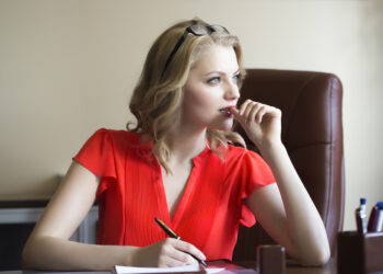 Studimi: Femrat bionde fitojnë më shumë sesa koleget e tyre brune