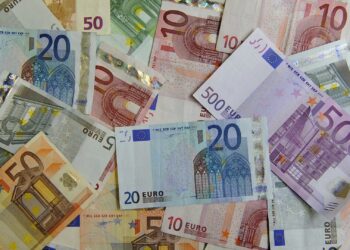 Banka e Shqipërisë ndalon “rrokullisjen” e euros, po e mban kursin pranë kufirit të 100 lekëve