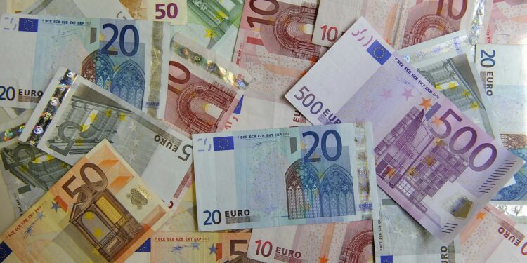 Banka e Shqipërisë ndalon “rrokullisjen” e euros, po e mban kursin pranë kufirit të 100 lekëve