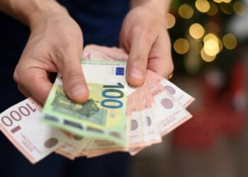Euro në pikiatë, zbret në 100.3 lekë