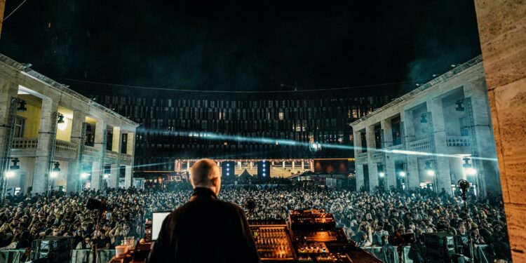 Transaksione QR: Kodet që po i shohim kudo në skenën kulturore të Tiranës