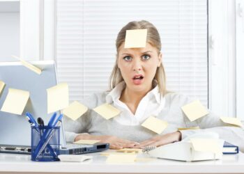 Si t’i menaxhoni situatat stresuese në vendin e punës?