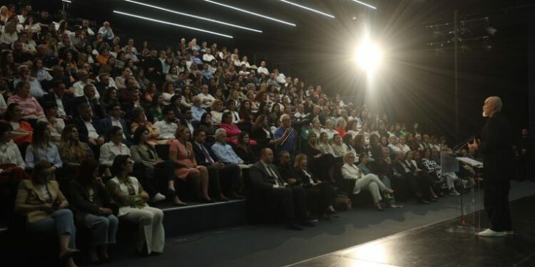 Në korrik administrata merr pagën 900 euro. Rama premton rritje edhe të pensioneve