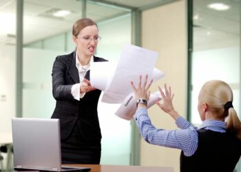 Shenjat që tregojnë se keni një shef të tmerrshëm