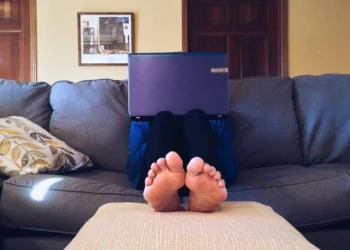 9 zakone që do t’ju bëjnë më produktivë duke punuar nga shtëpia