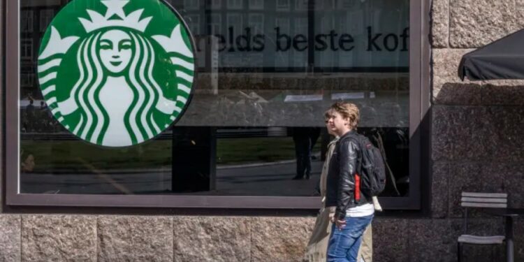 Aksionet e Starbucks bien 12%