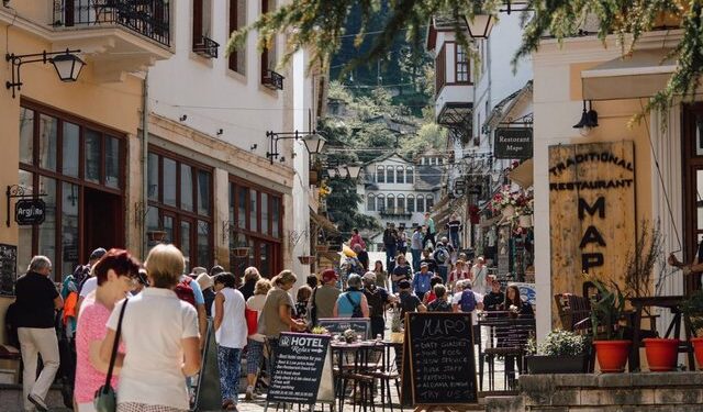 Bileta e ushqim i lirë, italianët “pushtojnë” Shqipërinë, gati 200 mijë turistë në tre muaj