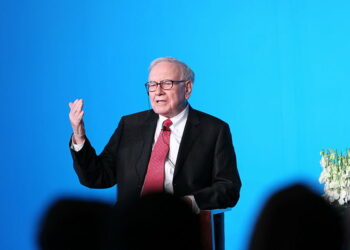 4 këshilla nga kursi i të folurit në publik që ndoqi Warren Buffett