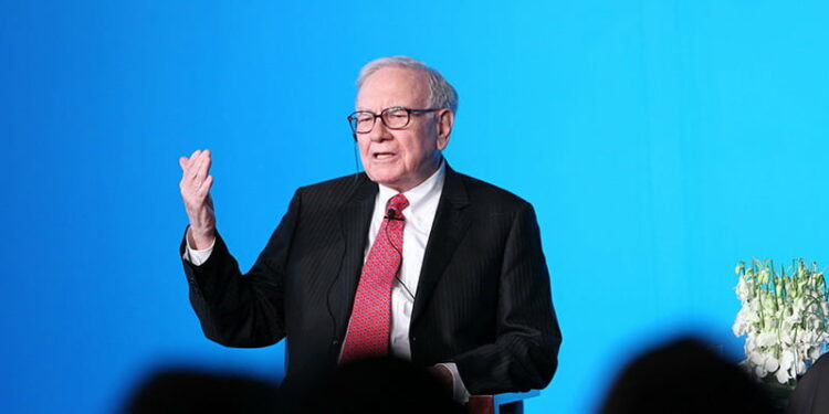 4 këshilla nga kursi i të folurit në publik që ndoqi Warren Buffett