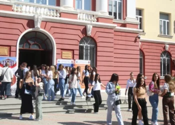 Hendeku gjinor në arsim/ Vajzat preferojnë diplomat, më pak interes për shkollat profesionale