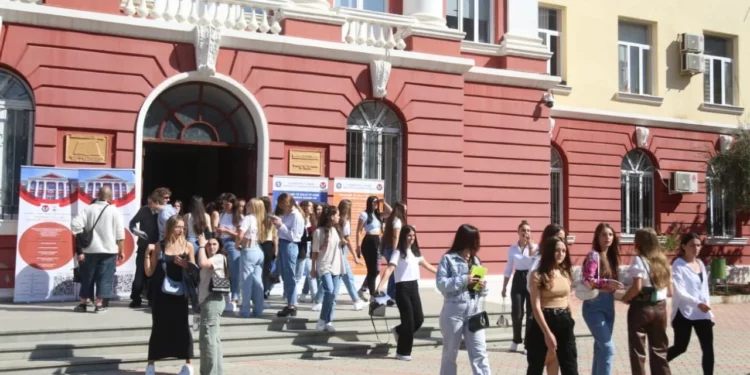 Hendeku gjinor në arsim/ Vajzat preferojnë diplomat, më pak interes për shkollat profesionale