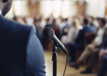 15 këshilla për të përmirësuar aftësitë tuaja të të folurit në publik