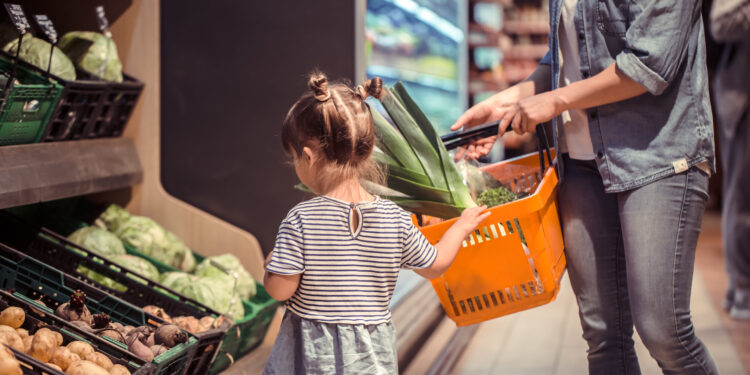 Turistët mbajnë në këmbë konsumin dhe tregtinë me pakicë
