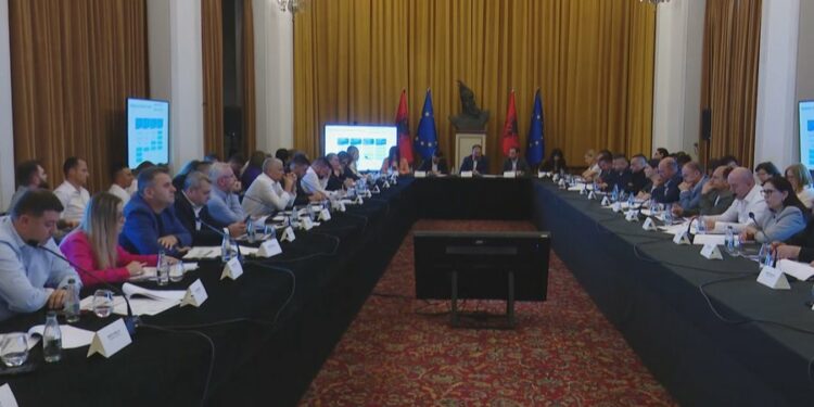 Rritja e pagave, Mazniku: Ndodh brenda verës, bashkitë të ristrukturojnë stafet