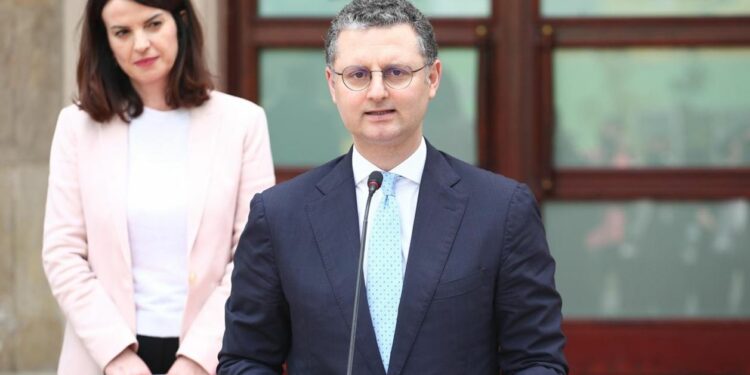 Qeveria miraton rritjen e pagave, nga 1 korriku synohet të arrihet në 105 mijë lekë